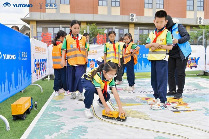 学生参与交通安全体验活动